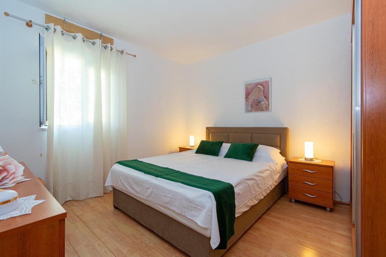 Apartments By The Sea Mandre, Pag - 4093 Kolan Exterior photo