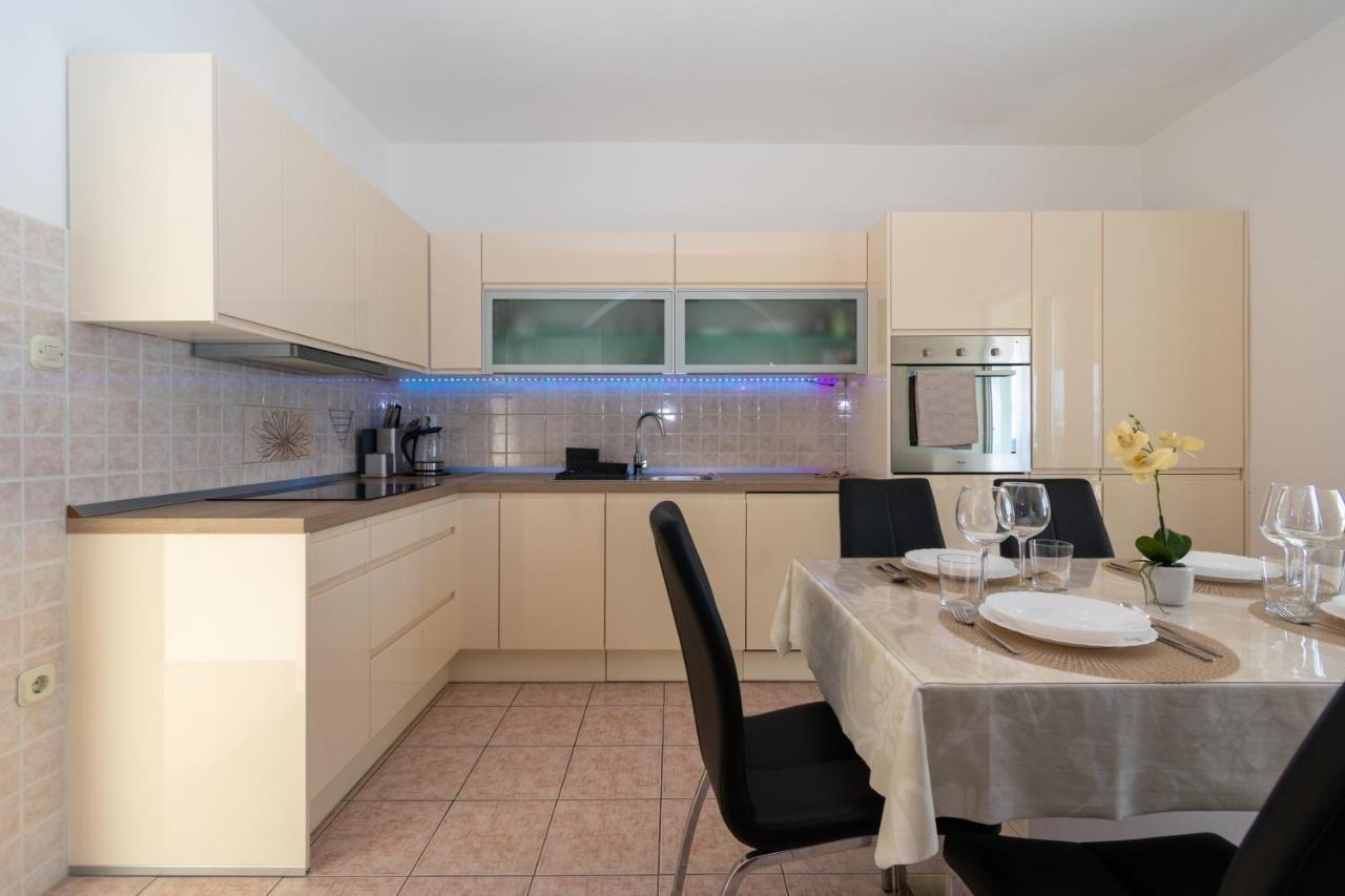 Apartments By The Sea Mandre, Pag - 4093 Kolan Exterior photo