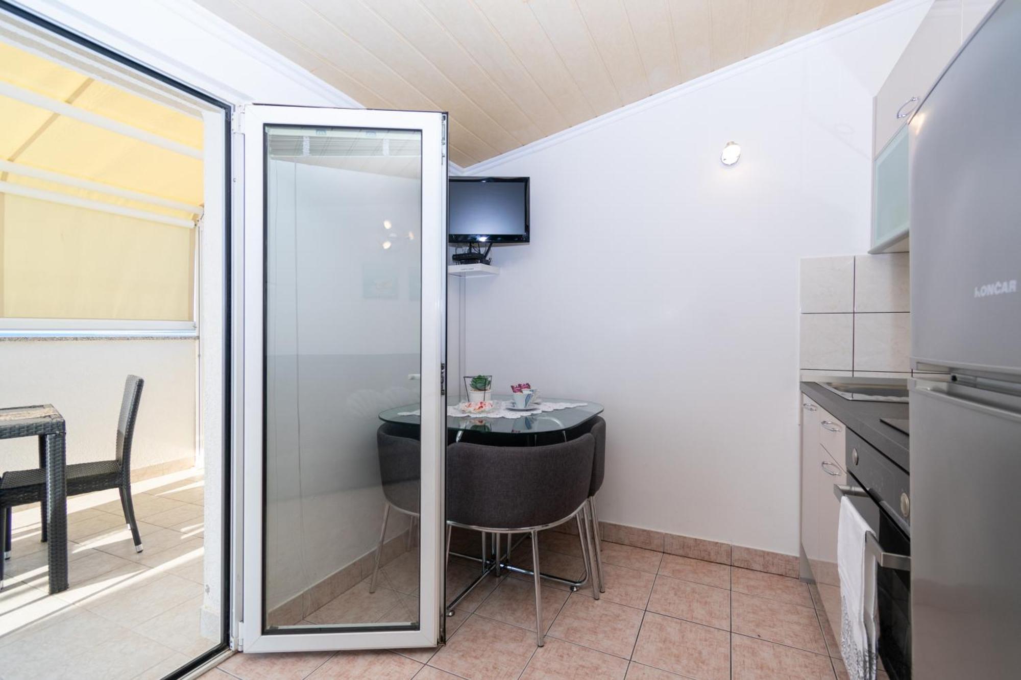 Apartments By The Sea Mandre, Pag - 4093 Kolan Room photo