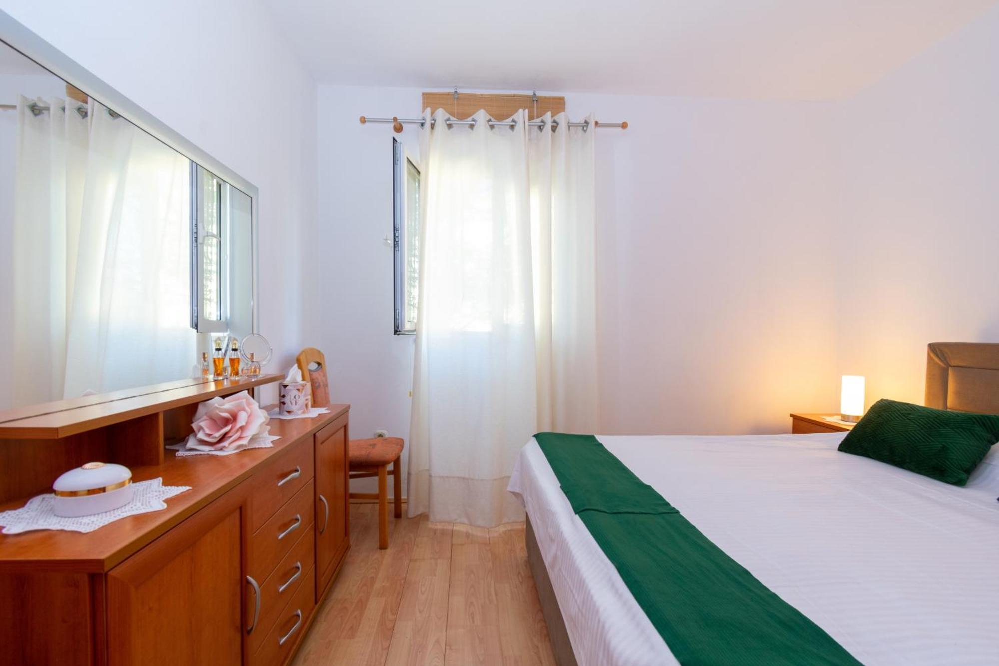 Apartments By The Sea Mandre, Pag - 4093 Kolan Room photo